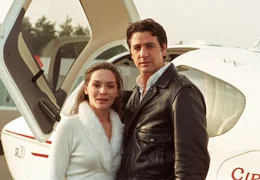 Million&auml;r und Kinderm&auml;dchen Max (Gregor T&ouml;rzs) mit seiner "Chefin" Elena (Julia Stemberger).