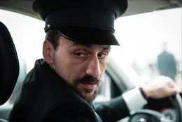 Der "neue Chauffeur" des Premierministers (Stijn Van Opstal) ist ein skrupelloser Gangster, der jeden Schritt des Politikers &uuml;berwacht.