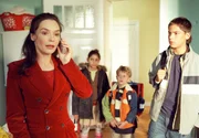 Karrierefrau mit Muttersorgen: Die allein erziehende Elena (Julia Stemberger) sucht dringend ein Kinderm&auml;dchen f&uuml;r ihre drei Spr&ouml;sslinge Tina (Vespa Vasic), H&auml;nschen (Adrian Wahlen) und Walter (Fabian Grass, re.).
