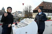 Julia Demmler (Wendy G&uuml;ntensperger, l.) und Nele Fehrenbach (Floriane Daniel, r.) wurden gerufen, um einen p&ouml;belnden Passagier von einer F&auml;hre zu holen. Doch bevor sie realisieren, dass es diesen nicht gibt, legt die F&auml;hre schon ab.