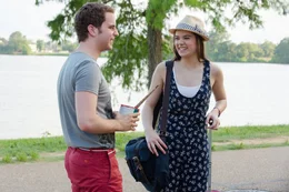 Benji (Ben Platt), Emily (Hailee Steinfeld)