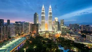 Die 452 Meter hohen Petronas Towers sind Wahrzeichen der malaysischen Hauptstadt Kuala Lumpur.