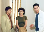 Anna Zeller (Marijam Agischewa) weiß nicht mehr, wem sie glauben soll: Hausarzt und Schwager Matthias Zeller (Klaus Schreiber) schlägt andere Heilungstherapien für ihren Sohn vor als Dr. Brentano (Thomas Koch). Anna Zeller (Marijam Agischewa) weiß nicht mehr, wem sie glauben soll: Hausarzt und Schwager Matthias Zeller (Klaus Schreiber) schlägt andere Heilungstherapien für ihren Sohn vor als Dr. Brentano (Thomas Koch).