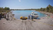 Im Stockton Lake wurden zwei gestohlene Fahrzeuge versenkt. Luke Purdy und seine Arbeitskollegen sollen die Autos zurück an die Oberfläche holen. Bei dem komplizierten Auftrag wird das Team von "Geographe Marine Salvage and Rescue" im Bundesstaat Western Australia von zwei erfahrenen Tauchern unterstützt. Eric und Adam befestigen an den Vehikeln unter Wasser aufblasbare Hebesäcke. Die mit Luft gefüllten "Lifting Bags" können je nach Größe tonnenschwere Lasten bewegen. Aber bei der Arbeit kommen den Bergungs-Profis Camper und Jetski-Fahrer in die Quere. Im Stockton Lake wurden zwei gestohlene Fahrzeuge versenkt. Luke Purdy und seine Arbeitskollegen sollen die Autos zurück an die Oberfläche holen. Bei dem komplizierten Auftrag wird das Team von "Geographe Marine Salvage and Rescue" im Bundesstaat Western Australia von zwei erfahrenen Tauchern unterstützt. Eric und Adam befestigen an den Vehikeln unter Wasser aufblasbare Hebesäcke. Die mit Luft gefüllten "Lifting Bags" können je nach Größe tonnenschwere Lasten bewegen. Aber bei der Arbeit kommen den Bergungs-Profis Camper und Jetski-Fahrer in die Quere.