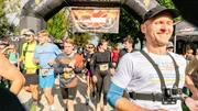 Eine Runde bei einem Backyard-Ultra-Lauf ist 6,7 Kilometer lang. Jede Stunde starten alle Läufer eine neue Runde. Wer die Runde nicht rechtzeitig beendet, ist raus, der letzte, der übrig bleibt, gewinnt.