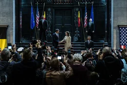 Der belgische Premierminister (Koen De Bouw) begr&uuml;&szlig;t die Pr&auml;sidentin der USA (Saskia Reeves) bei ihrem Staatsbesuch in Belgien.