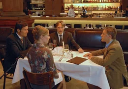 Juliane (Lisa Martinek) muss sich zwischen ihrem (Ex)-Verlobten J&uuml;rgen (Pierre Besson, 2.v.re.), dem schweizerischen Arzt Jean (Tim Bergmann, li.) und dem stoffeligen Regisseur B&uuml;ffel (Christoph Waltz) entscheiden.