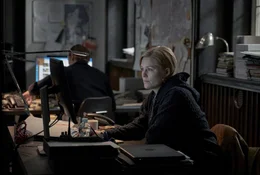 Die Kriminalbeamtin Rose (Sofie Torp) fahndet im Computer nach dem vermissten rum&auml;nischen Jungen Marco.