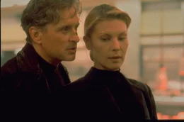 Nicholas Van Orton (Michael Douglas, l.); Christine (Deborah Kara Unger, r.)