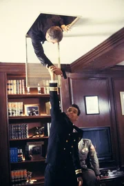 Harm erh&auml;lt zwei neue Mitarbeiter _ Lieutenant Bud Roberts und Major Sarah "Mac" MacKenzie. Das Team verfolgt eine R&auml;uberbande, die aus einem Postauto die Unabh&auml;ngigkeitserkl&auml;rung der Vereinigten Staaten gestohlen hat. Das L&ouml;segeld bel&auml;uft sich auf 500 Millionen Dollar. Harm und MacKenzie k&auml;mpfen vor Gericht mit harten Bandagen _ Harm vertritt die Anklage und Mac die Verteidigung.