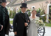 "Geliebter Johann Geliebte Anna", Eine Liebesgeschichte die Legende wurde: Erzherzog Johann, der Bruder des regierenden Habsburgermonarchen und Anna Plochl, das lebenslustige M&auml;dchen aus dem Volk. Als der Kaiser die bereits erteilte Heiratserlaubnis f&uuml;r ung&uuml;ltig erkl&auml;rt, holt Johann seine "Hausfrau" auf seine L&auml;ndereien und in sein Unternehmen, um der ganzen Welt vor Augen zu f&uuml;hren, wie ungerecht und unbarmherzig der Kaiser ist. Gleichzeitig engagiert er sich politisch f&uuml;r sein Land, die Steiermark. Es sind die langen Trennungen, die dem Liebespaar fast zum Verh&auml;ngnis werden. Erst als Johann seinem kaiserlichen Bruder ein Ultimatum stellt und Metternich die Zeichen der Zeit f&uuml;r die Heirat mit einer B&uuml;rgerlichen f&uuml;r g&uuml;nstig erachtet, d&uuml;rfen sich Anna und Johann heimlich, zu n&auml;chtlicher Stunde, das Jawort geben.Im Bild (v.li.): Peter Simonischek (Vater Plochl), Tobias Moretti (Erzherzog Johann), Anna Maria M&uuml;he (Anna Plochl).  SENDUNG: ORF2 - FR - 01.01.2021 - 15:10 UHR. - Veroeffentlichung fuer Pressezwecke honorarfrei ausschliesslich im Zusammenhang mit oben genannter Sendung oder Veranstaltung des ORF bei Urhebernennung.