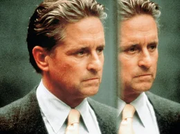 Der selbstherrliche Finanzmakler Nicholas Van Orton (Michael Douglas) ahnt noch nicht, dass bald seine Existenz in Scherben liegen wird.