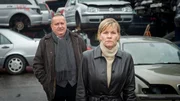 Margot Ahlers (Anne Kasprik, r.) führt einen Schrotthandel und ist dick im Geschäft mit Altmetall. Im Norden kennt sie daher jeder als "die Patin von Wismar". Nicht zuletzt durch ihre Söhne, allesamt Schlägertypen, hat sie einen eiskalten Ruf. Doch nun ist ausgerechnet einer ihrer Söhne entführt worden. Können Reuter (Udo Kroschwald, l.) und seine Kollegen den Jungen finden? Margot Ahlers (Anne Kasprik, r.) führt einen Schrotthandel und ist dick im Geschäft mit Altmetall. Im Norden kennt sie daher jeder als "die Patin von Wismar". Nicht zuletzt durch ihre Söhne, allesamt Schlägertypen, hat sie einen eiskalten Ruf. Doch nun ist ausgerechnet einer ihrer Söhne entführt worden. Können Reuter (Udo Kroschwald, l.) und seine Kollegen den Jungen finden?
