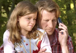 Nick (Michael von Au) und seine Tochter Isabelle (Luisa Neuh&auml;user) erkundigen sich nach Annas Befinden, die nach der Geburt ihrer zweiten Tochter noch im Krankenhaus ist. Weiteres Bildmaterial finden Sie unter www.br-foto.de.