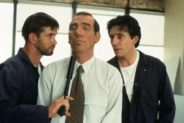 L-R: McManus (Stephen Baldwin), Kobayashi (Pete Postlethwaite), Keaton (Gabriel Byrne)