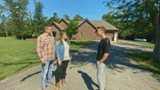 David Bromstad (r.) finds the perfect property for Scott and Page.