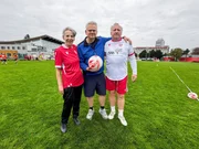 Elke Hauswirth und Andreas Eidler fordern Dieter Bornemann (m.) zum Geh-Fußball-Match heraus.