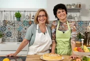Im Kuchen, als Aufstrich oder Soufflé - Käse ist ein Alleskönner und damit auch der Star dieser Folge der Meisterküche! Moderatorin Yvonne Willicks präsentiert viele leckere Käse-Rezepte - von süß bis salzig. Los geht's mit Konditormeisterin Theresa Knipschild und einer süßen Kindheitserinnerung: Gemeinsam backen Yvonne und Theresa einen Käsekuchen mit Pfirsich und Marzipanstreuseln - ein Highlight für das Kaffeekränzchen.