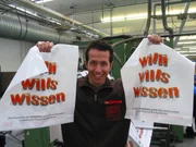 Willi Weitzel bei der Firma thermo-pack mit seinen eigenen "Willi wills wissen"-T&uuml;ten. Hier erf&auml;hrt er, wie Plastikt&uuml;ten produziert werden.