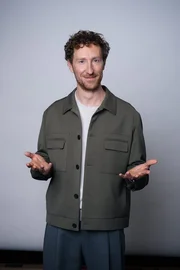 "Die große Weltuntergangsshow“ bringt ihre Teilnehmenden an die Grenzen von Verstand, Teamgeist und Nervenstärke. In mehreren Spielrunden müssen sie sich durch gefährliche Szenarien kämpfen, kluge Entscheidungen treffen und unter Zeitdruck kreativ sein.