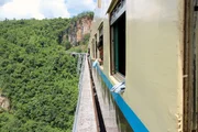 Der in die Jahre gekommene Gokteik-Viadukt gilt noch heute als ingenieurtechnisches Meisterwerk. Der Mandalay-Lashio-Express kann ihn nur im Schritttempo befahren. Der in die Jahre gekommene Gokteik-Viadukt gilt noch heute als ingenieurtechnisches Meisterwerk. Der Mandalay-Lashio-Express kann ihn nur im Schritttempo befahren.
