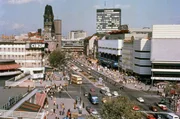 Die Kreuzung Kurfürstendamm/Joachimsthaler Straße mit Blick zur Kaiser-Wilhelm-Gedächtniskirche und Europa-Center um 1970.