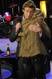 Durch einen Angriff auf ihn verliert Patrick (Simon Baker, l.) sein Gedächtnis und fällt in seine Zeit als Betrüger zurück ... Durch einen Angriff auf ihn verliert Patrick (Simon Baker, l.) sein Gedächtnis und fällt in seine Zeit als Betrüger zurück ...