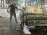 Max Cornelius bemalt einen alten Scirocco.