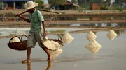 Die Salzg&auml;rten in der N&auml;he von Kep sind f&uuml;r viele Kambodschaner lebenswichtig. Sie liefern den Salzarbeitern und ihren Familien ein regelm&auml;&szlig;iges Einkommen.
