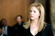 Casey Novak (Diane Neal) ist mitten in einer Verhandlung, bei der ein Mann verurteilt werden soll, der ausschließlich dicke Menschen brutal zusammenschlägt.