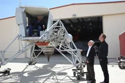 Leland Melvin im Lunar Lander Research Vehicle im Armstrong Flight Research Center der NASA im Gespr&auml;ch mit Gene Matranga und Chad Jenkins.