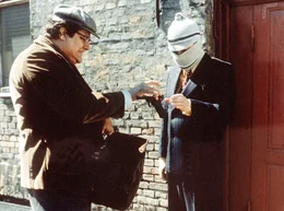 Ein Coup mit T&uuml;cken: akribisch bereiten Kjeld (Poul Bundgaard, li.) und Egon Olsen (Ove Sprog&ouml;e) ihren Bank&uuml;berfall vor, doch die Konkurrenz kommt ihnen dabei zuvor.