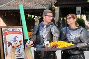 Jan & Henry treffen auf dem Mittelalterfest den Kommissar (Michael Kessler) und seine Schwester (Petra Nadolny)