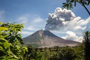 Der Sinabung ist nur einer von &uuml;ber einem Dutzend aktiver Vulkane auf Sumatra.