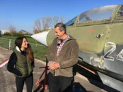 Company boss Michael Manousakis (r.) wants to take off to the east in a Beechcraft Model 18 with Julie at his side.