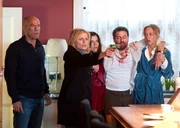 Tony hat Stanley Familie aus der Gewalt der Verbrecher befreit. V.l.n.r.: Heiner Lauterbach, Isabella Ferrari, Katharina Wackernagel, Massimo Poggio, Sophie von Kessel.