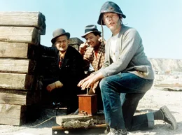 Selbst der einschl&auml;gig begabte Tresorknacker Dynamit-Harry (Preben Kaas, re.) schafft es nicht, den von Egon Olsen (Ove Sprog&ouml;e, li.) und Benny (Morten Grunwald, Mitte) erbeuteten omin&ouml;sen Geigenkasten zu &ouml;ffnen.