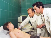 Lange dachte Fabian (Dominik Janisch, links), dass seine Krankheit nicht zu heilen sei, doch Prof. Simoni (Dieter Bellmann) und Dr. Brentano (Thomas Koch) eröffnen ihm dabei ganz andere Perspektiven... Lange dachte Fabian (Dominik Janisch, links), dass seine Krankheit nicht zu heilen sei, doch Prof. Simoni (Dieter Bellmann) und Dr. Brentano (Thomas Koch) eröffnen ihm dabei ganz andere Perspektiven...