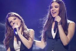 L - R: Anna Kendrick als Beca, Hailee Steinfeld als Emily