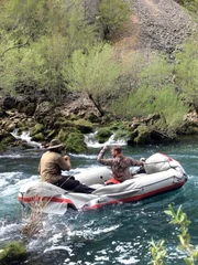 Grady Powell und Josh James fahren auf einem Flo&szlig; in Kroatien einen Fluss hinunter.