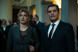 Der belgische Premierminister (Koen De Bouw) und seine Pressesprecherin Eva (Charlotte Vandermeersch) geraten bei einem Staatsakt in Lebensgefahr.