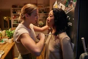 Villanelle (Jodie Comer, l.); Eve (Sandra Oh, r.) Villanelle (Jodie Comer, l.); Eve (Sandra Oh, r.)