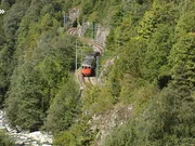Die normalspurige Strecke beginnt in Martigny, in der französischen Schweiz. Die Fahrt in den rot-weißen Zügen führt durch unberührte Landschaften der Dranse-Täler. Die normalspurige Strecke beginnt in Martigny, in der französischen Schweiz. Die Fahrt in den rot-weißen Zügen führt durch unberührte Landschaften der Dranse-Täler.