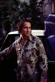 Leider muss Aidan (John Corbett) für zwei Tage die Stadt verlassen und verabschiedet sich von seiner unglücklichen Freundin Carrie. Leider muss Aidan (John Corbett) für zwei Tage die Stadt verlassen und verabschiedet sich von seiner unglücklichen Freundin Carrie.