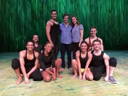 Checker Tobi mit Tarzan-Musical-Darstellern auf der Tarzan-Bühne.