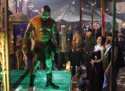 Nach dem rätselhaften Ableben einer Zirkusartistin tauchen (h.M.v.l.) D.B. Russell (Ted Danson), Catherine (Marg Helgenberger) und Nick (George Eads) in die wundersame Welt eines Wanderzirkus ein und lernen kuriose Gestalten wie Zodiac (Tim Dax, li.) kennen.