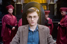 Harry (Daniel Radcliffe, M.) hat au&szlig;erhalb der Schule Zauberkr&auml;fte eingesetzt. Dies soll nun bestraft werde.