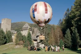 Mit einem selbst gebauten Fesselballon versuchen Prinz Frederik und der Professor die gef&auml;hrlichen Dornenhecke, die das Schloss umgibt, zu &uuml;berfliegen, um im Schlossgarten zu landen.
