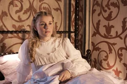 Rosa (Anna Hausburg) ist in freudiger Erwartung ihres 15. Geburtstages.