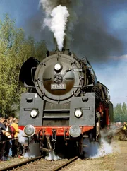 Der Eisenbahn-Romantik-Express, gezogen von zwei mächtigen Schnellzugdampf-Lokomotiven. Der Eisenbahn-Romantik-Express, gezogen von zwei mächtigen Schnellzugdampf-Lokomotiven.